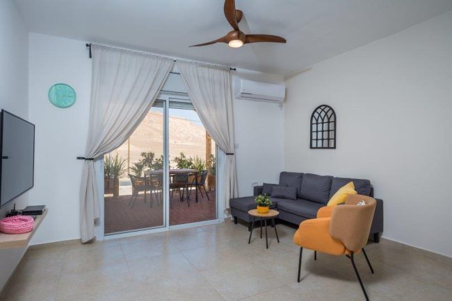 דירה פרטית עם 3 חדרי שינה המתאימה לעד- 6 אנשים. מרפסת ומנגל גז פרטי, חצר עם נוף מדהים של הרי הערבה